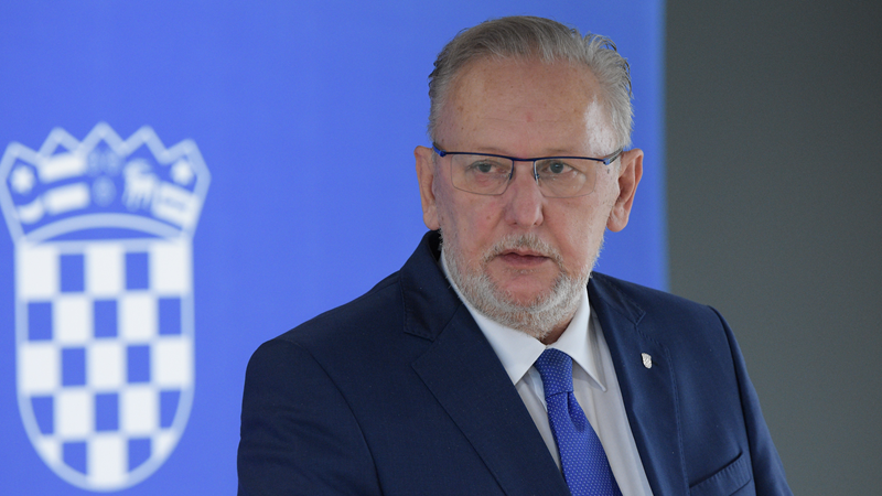 Ministar Božinović: Za sve je sigurnije da Novu godinu slave vani, misu prate na TV-u